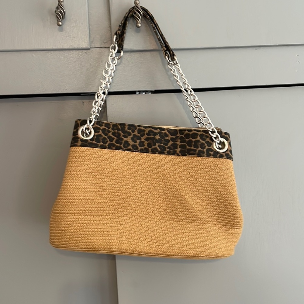 Light, fun hip purse and environmentally perfect. 100% paper straw